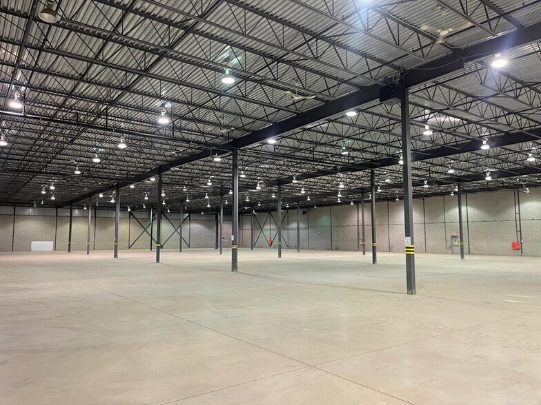 More Photos Of 2555 Boul Pitfield, Montréal Distribution For Lease