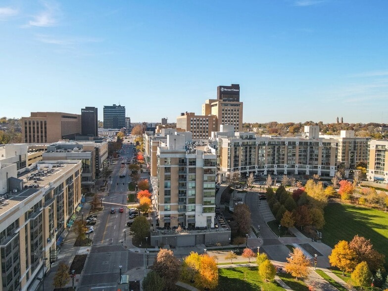More Photos Of 3201 Farnam St, Omaha General Retail For Lease