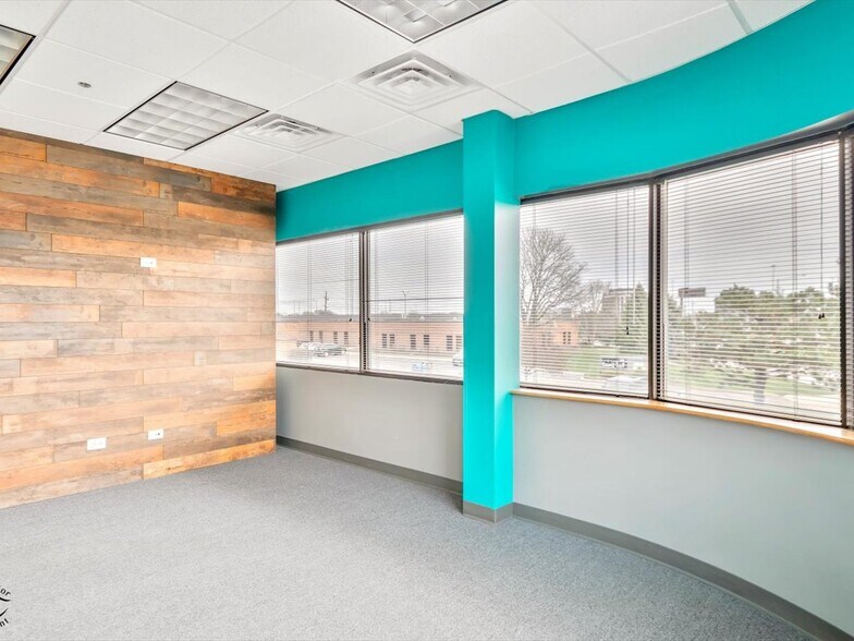 More Photos Of 1990 E Algonquin Rd, Schaumburg Office For Lease