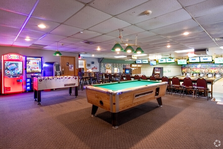 More Photos Of 810 Bowling Ln, Waupaca Bowling Alley For Sale