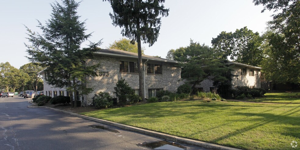 Primary Photo Of 373 Hauppauge Rd, Smithtown Office For Sale