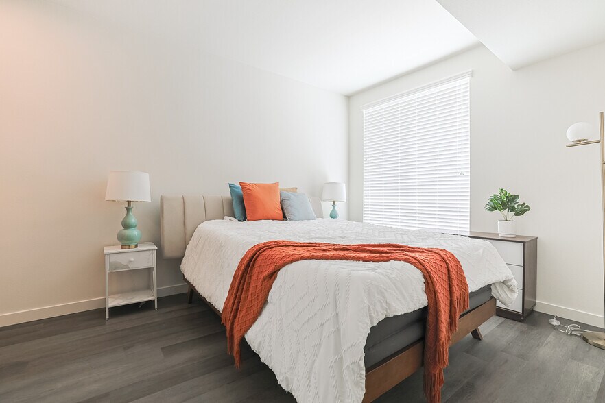 More Photos Of 10555 Bloomfield St, Toluca Lake Apartments For Sale