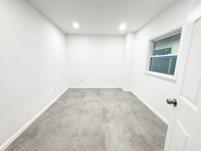 More Photos Of 3160 N 46th Ave, Saint Petersburg Warehouse For Sale