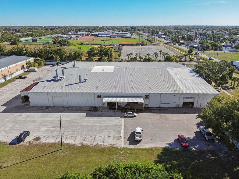 More Photos Of 4811 W Sligh Ave, Tampa Warehouse For Lease