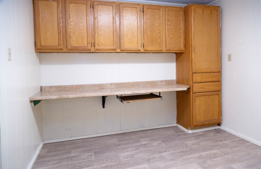 More Photos Of 211 S Austin St, Hutchins Flex For Sale