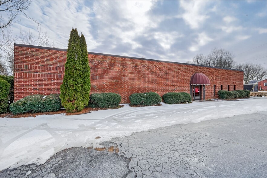 More Photos Of 1225 W Market Center Dr, High Point Warehouse For Lease