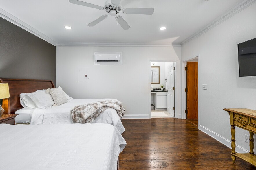 More Photos Of 27 S Park St, Dahlonega Hotel For Sale