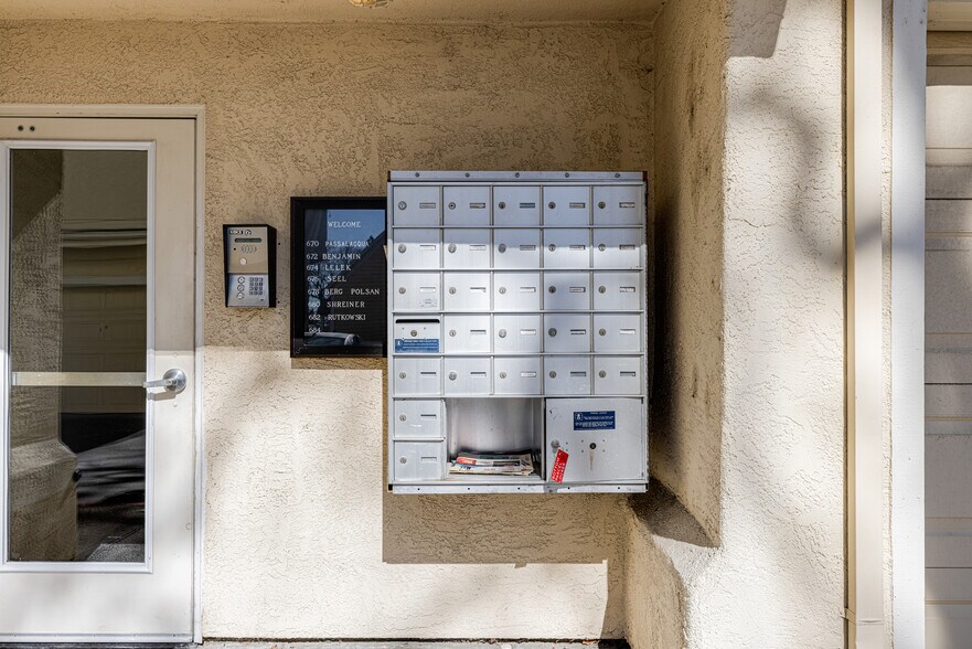 More Photos Of 220 Windsor River Rd, Windsor Apartments For Sale