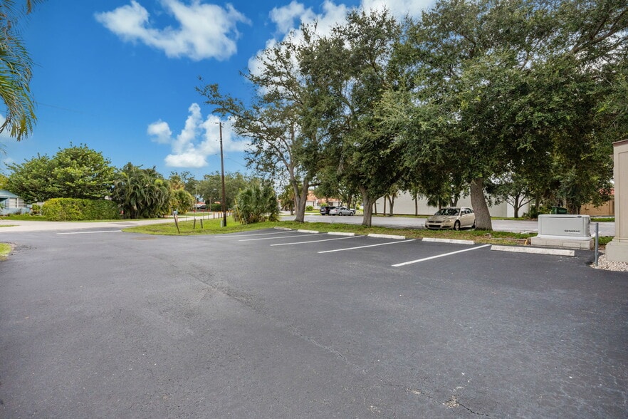 More Photos Of 871 106th Ave N, Naples Medical For Sale