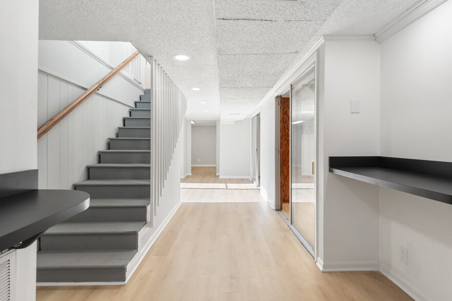 More Photos Of 130 Emmitt Ave, Madison Office For Sale
