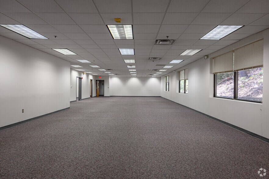 More Photos Of 8530 Corridor Rd, Jessup Flex For Lease