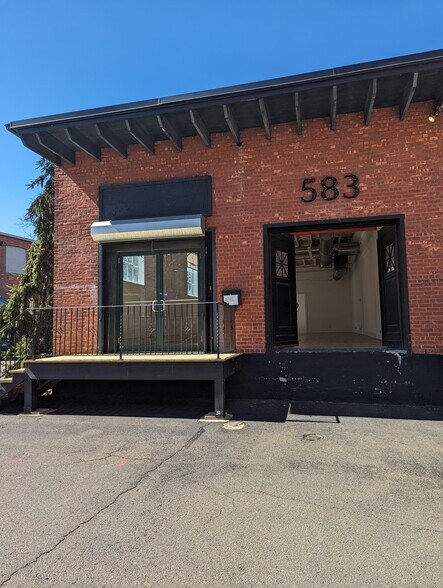 More Photos Of 583 Pacific St, Stamford Freestanding For Lease