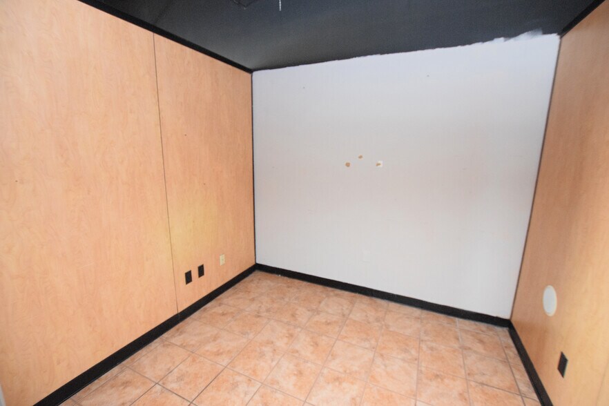 More Photos Of 1344-1358 E Bristol Rd, Burton Freestanding For Lease