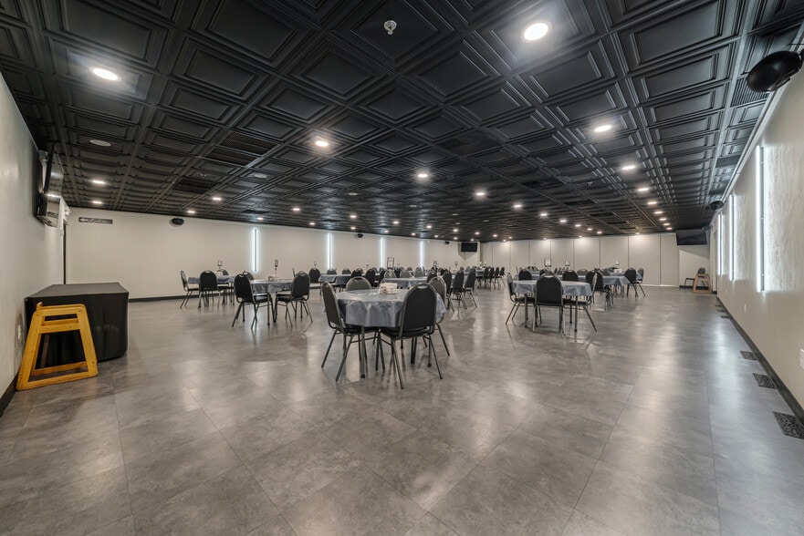 More Photos Of 689 Broadway, Berlin Restaurant For Sale
