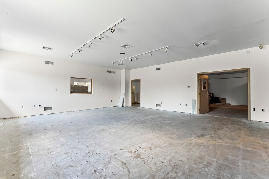 More Photos Of 935 Chestnut St, Gap Showroom For Sale