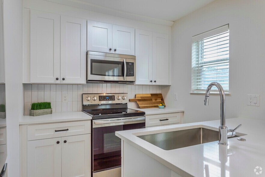 More Photos Of 425 N Rosemont Ave, Dallas Apartments For Sale