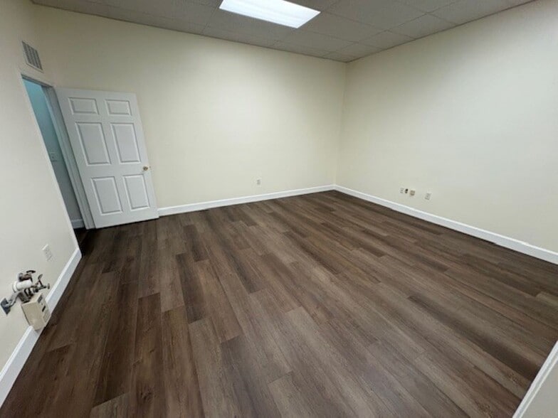 More Photos Of 9035 Americana Rd, Vero Beach Office For Sale