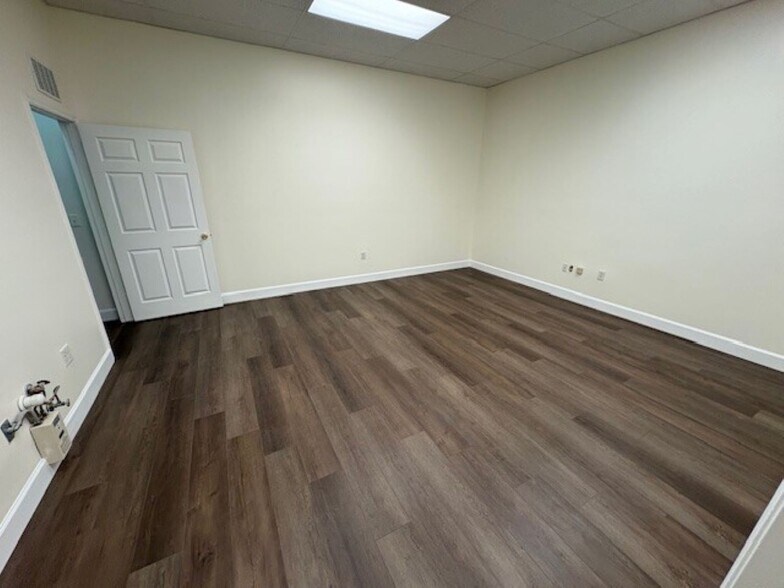 More Photos Of 9035 Americana Rd, Vero Beach Office For Sale