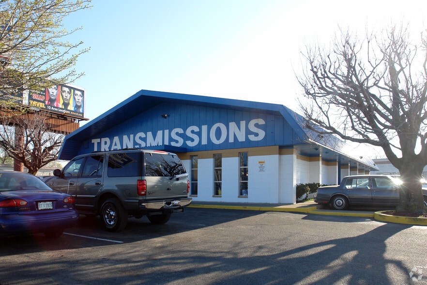 Primary Photo Of 5561 N Keystone Ave, Indianapolis Auto Repair For Sale