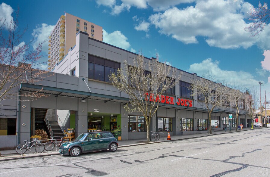 More Photos Of 4555 Roosevelt Way NE, Seattle Office For Lease