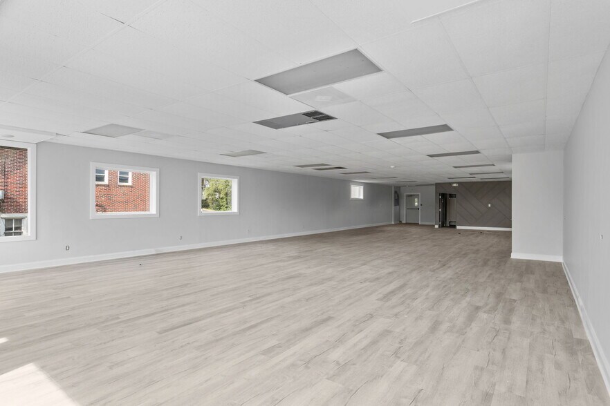 More Photos Of 384 Main st, Timberville Freestanding For Lease