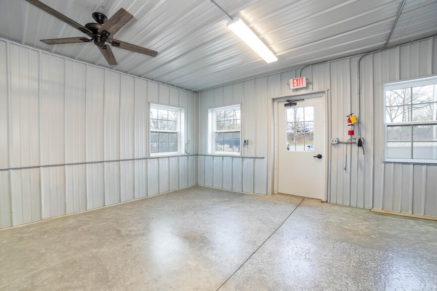 More Photos Of 102 Grove St, Chicopee Veterinarian Kennel For Sale