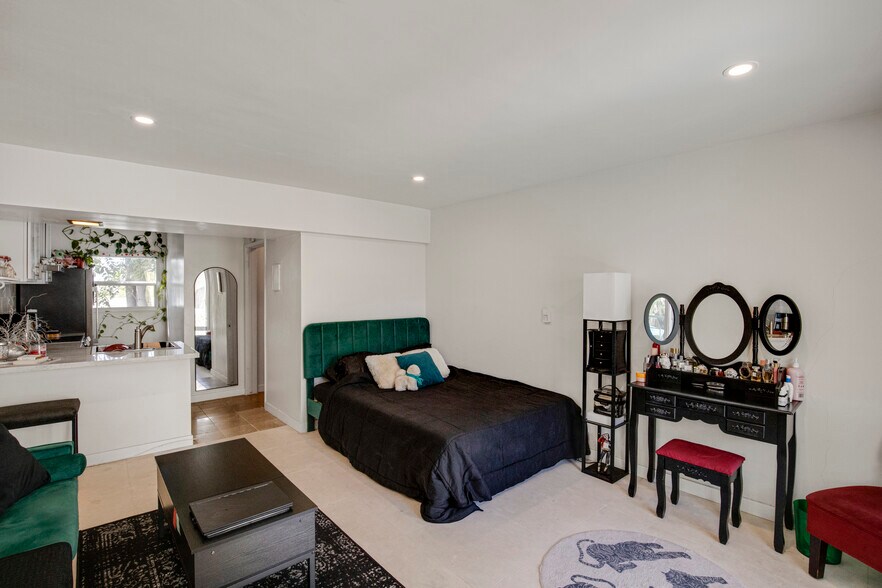 More Photos Of 1959 Grace Ave, Los Angeles Apartments For Sale