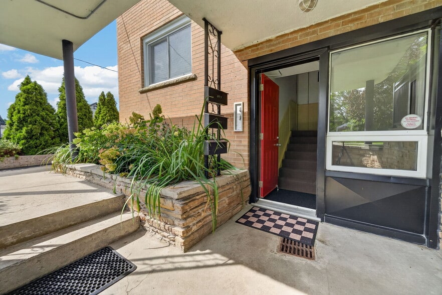 More Photos Of 10 Lincoln St, Ajax Apartments For Sale