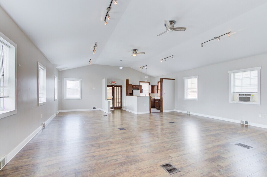 More Photos Of 2520 Rochester Rd, Royal Oak Office For Lease