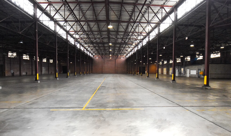More Photos Of 1200 W 4th St, Granite City Warehouse For Lease