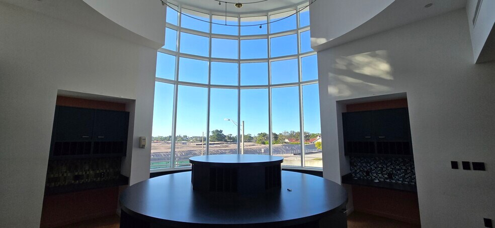 More Photos Of 990 9th St N, Naples Medical For Lease