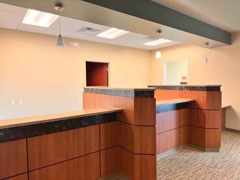 More Photos Of 377 W River Woods Pky, Milwaukee Medical For Lease