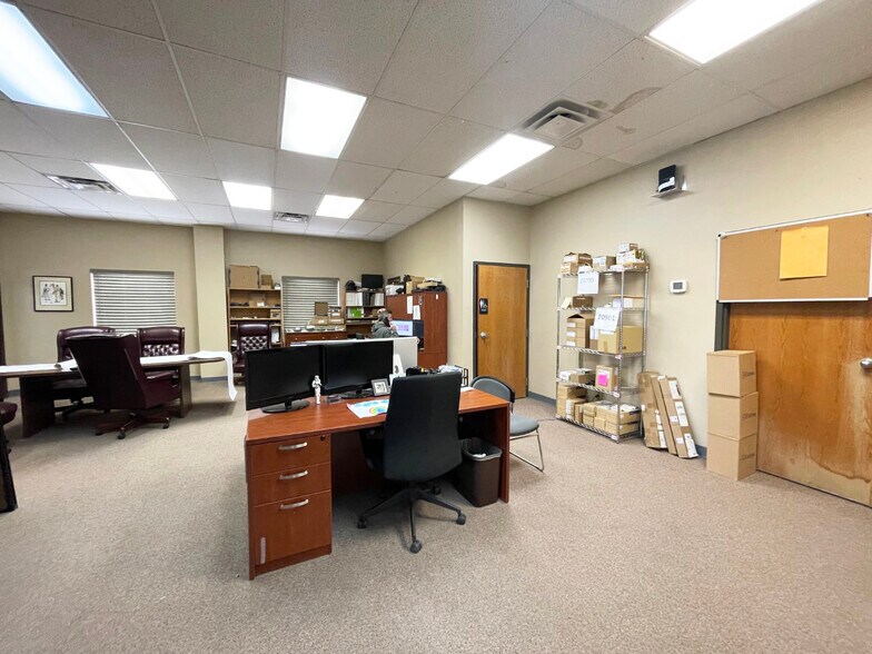 More Photos Of 1600 E Mulberry St, Fort Collins Showroom For Lease