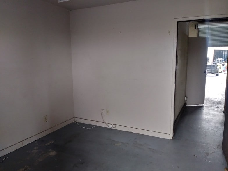More Photos Of 1355 Brooks St, Ontario Warehouse For Lease