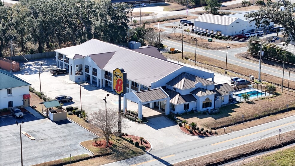 Primary Photo Of 211 Palisade Dr, Brunswick Hotel For Sale