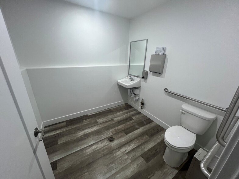 More Photos Of 448 Commerce Dr, Hurricane Warehouse For Sale