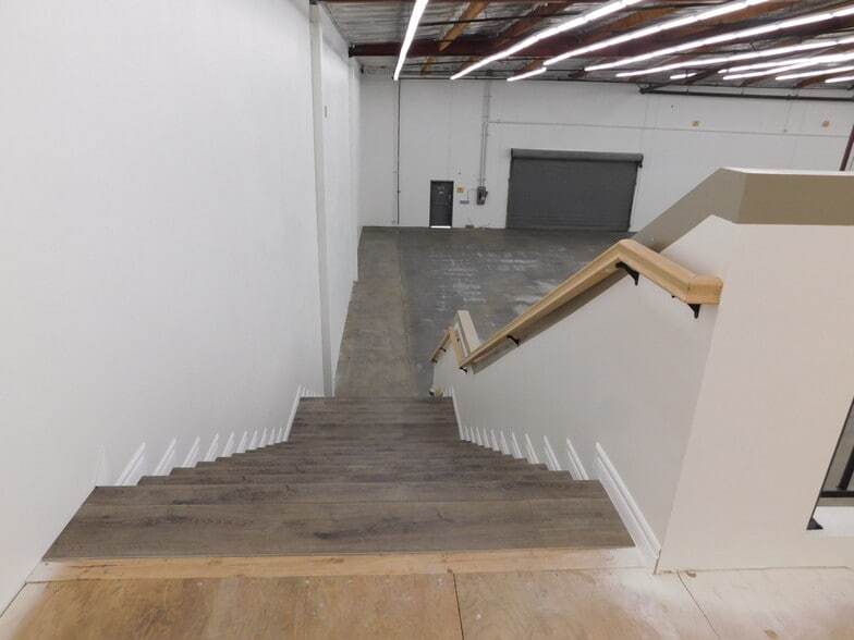 More Photos Of 365 E Jefferson Blvd, Los Angeles Warehouse For Lease