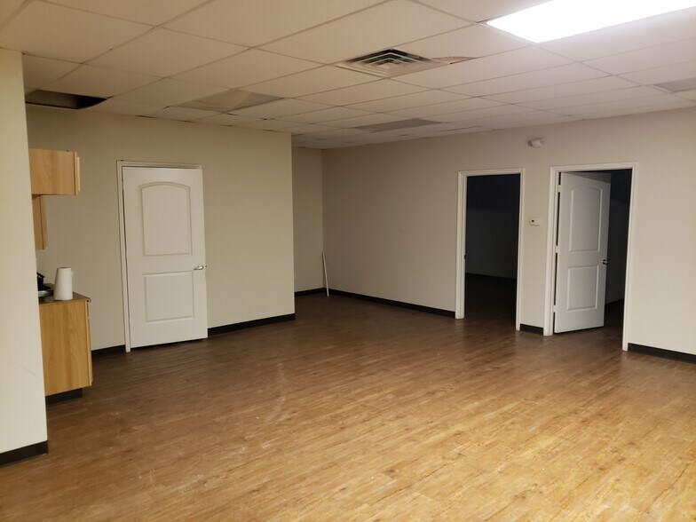More Photos Of 74 Fm 2119, Pecos Industrial For Lease
