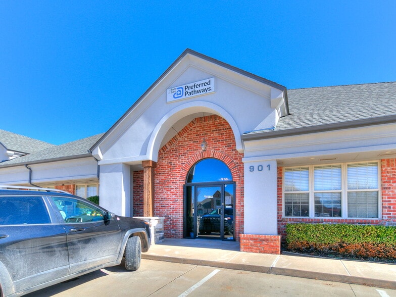 More Photos Of 901-909 Wall St, Norman Office For Sale