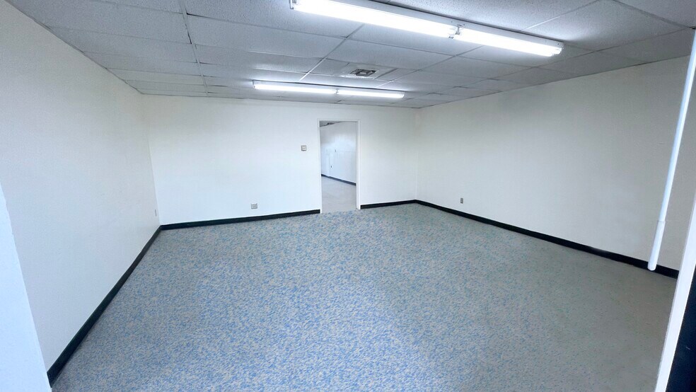 More Photos Of 1353-1363 Inyokern Rd, Ridgecrest Showroom For Lease
