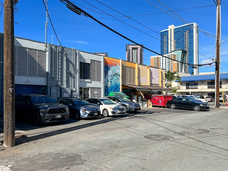 More Photos Of 575 Cooke St, Honolulu Storefront Retail Office For Lease