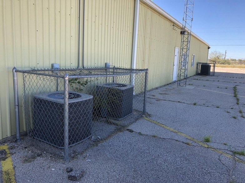 More Photos Of 1101 E Pool Rd, Odessa Flex For Lease