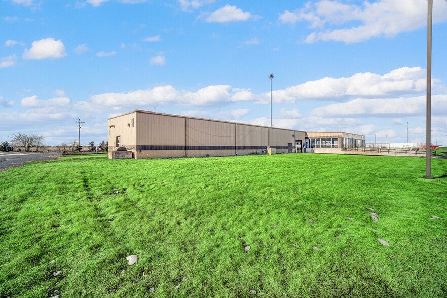 More Photos Of 101 Watters Dr, Dwight Auto Dealership For Sale