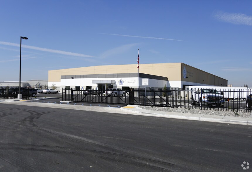 More Photos Of 6850 New Kapittel Ct, Shafter Warehouse For Lease