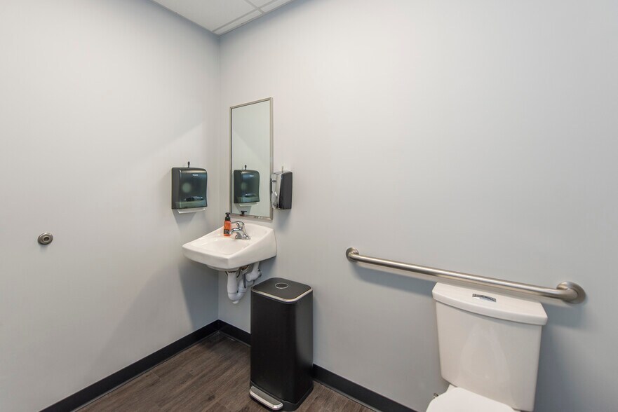 More Photos Of 450 Solomon Dr, Fredericksburg Office For Sale