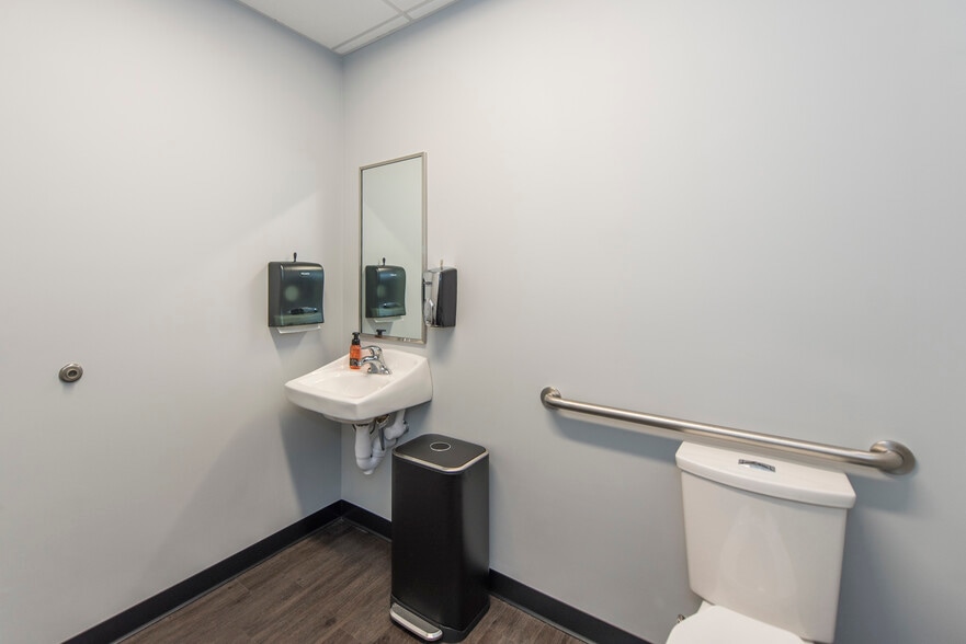 More Photos Of 450 Solomon Dr, Fredericksburg Office For Lease