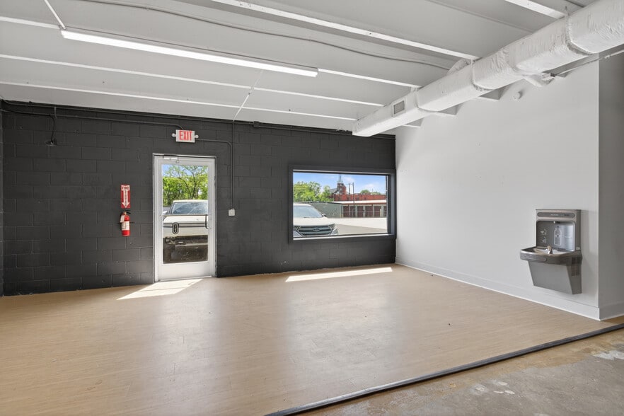 More Photos Of 110-114 Taylor Industrial Blvd, Hendersonville Manufacturing For Lease