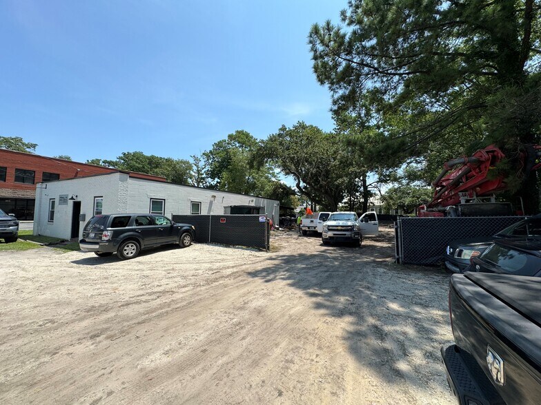More Photos Of 3821 W Montague Ave, Charleston Flex For Sale