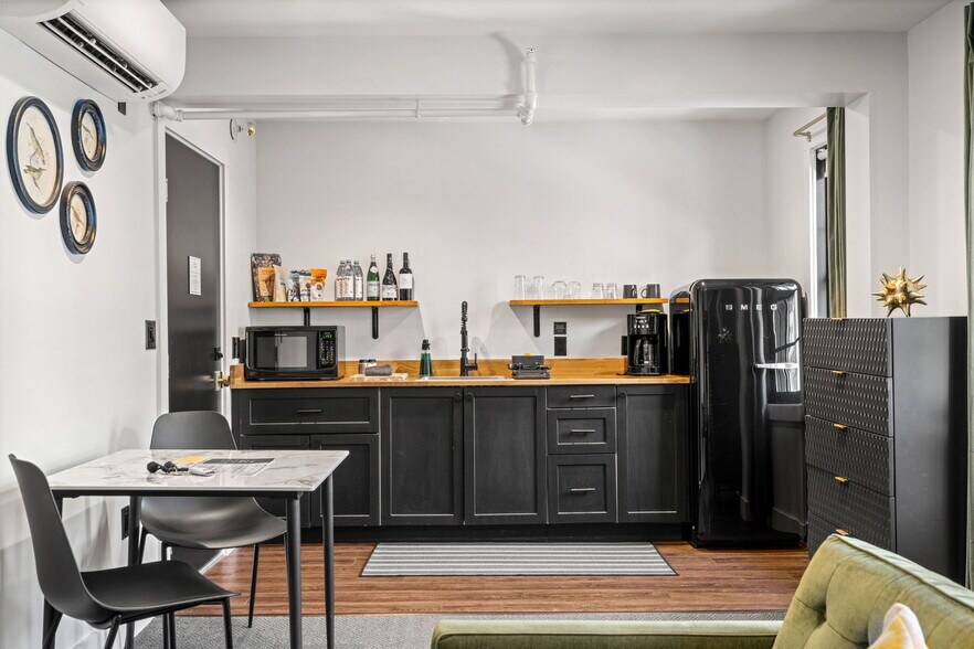More Photos Of 409 The Hill, Portsmouth Hotel For Sale