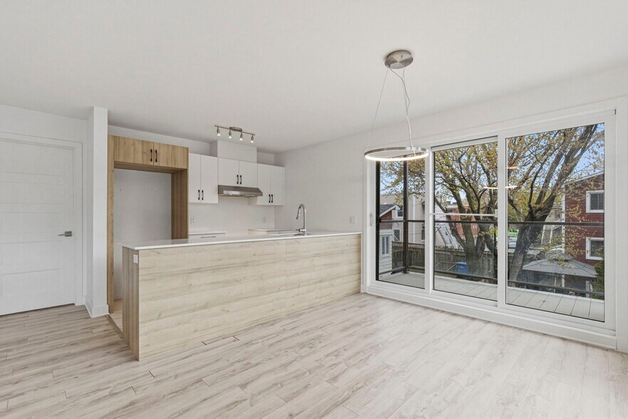 More Photos Of 1074 Ch Du Côteau-Rouge, Longueuil Apartments For Sale